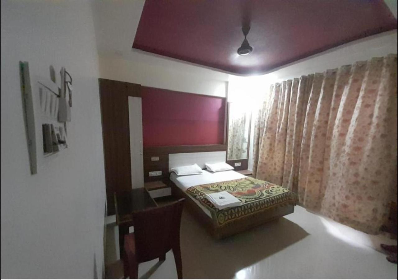 Hotel Sai Ganesh Lodging & Boarding By Wb Inn Titwala Extérieur photo
